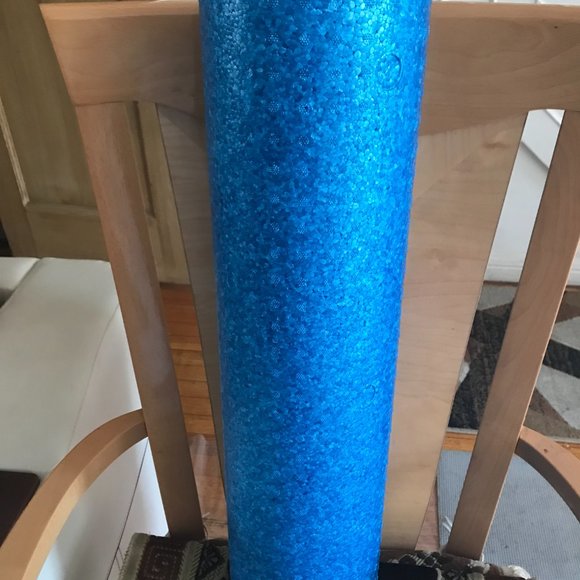 23 inch AmazonBasics High-Density Round Foam Roller for Exercise/Massage - Picture 1 of 3